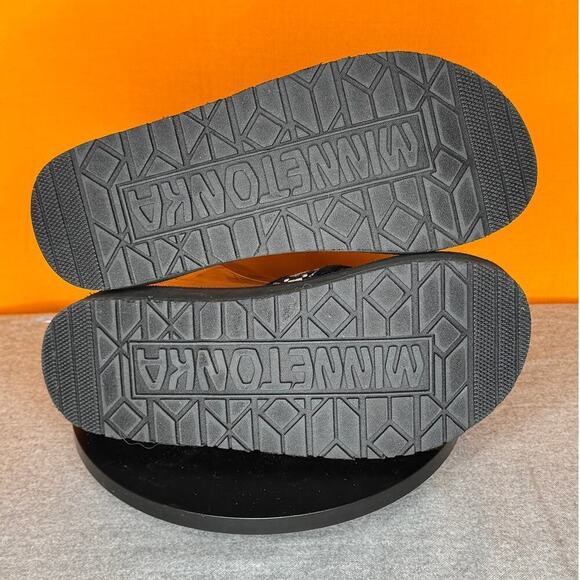 Minnetonka Black Grey White Geometric Flip Flop Sandals Size 7M – Pre-Owned - Picture 6 of 7